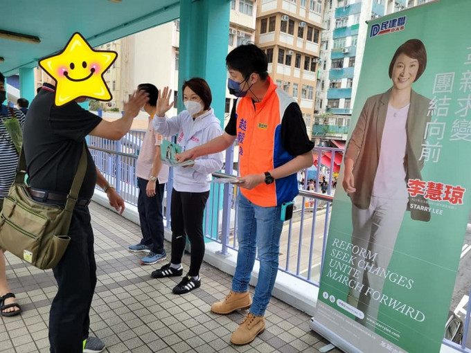 民建聯主席李慧琼昨日到黃大仙多區擺街站，與居民見面。