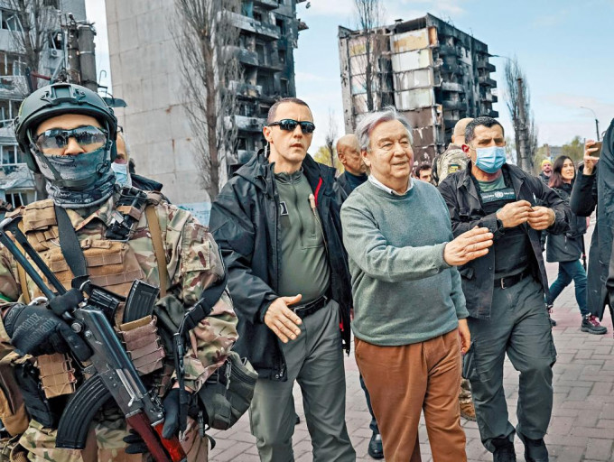 聯合國秘書長古特雷斯昨到訪烏克蘭基輔郊區城鎮博羅江卡。他呼籲俄羅斯配合國際刑事法院調查是否犯戰爭罪。