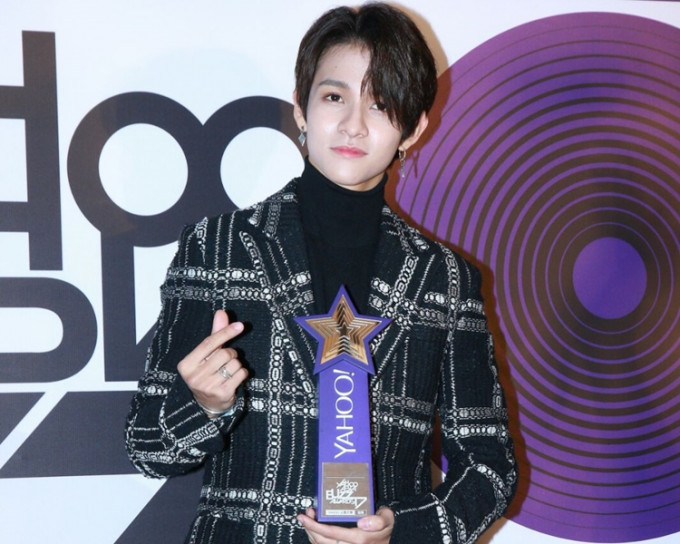 凭韩国综艺节目《 Produce 101》为人熟悉的Samuel Kim前晚来港出席颁奖礼并获颁「年度热搜韩国新人」奖。