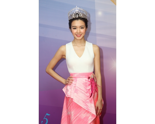 麥明詩當上2015年度港姐冠軍後，在TVB「打工」。