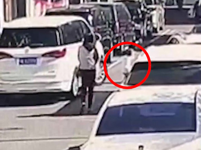上海6岁女童小区玩滑板车，母亲面前被车辆撞倒辗压身亡。（网图）