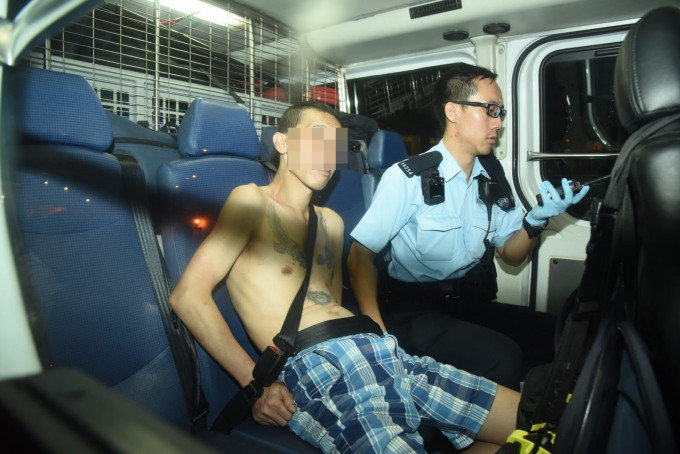 警方拘捕一名纹身汉。