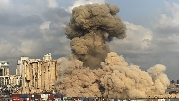 一組在貝魯特大爆炸中嚴重受損穀倉倒塌，揚起了一片蘑菇雲。AP圖片