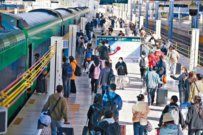 內地鐵路客流量明顯回升。
