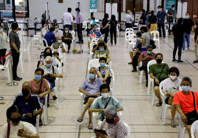 新加坡當局將不再為不打疫苗的民眾支付醫療費用。REUTERS圖片