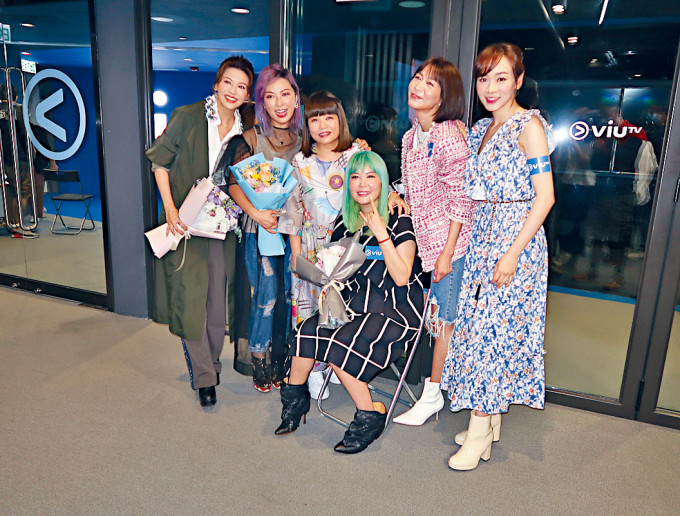 （左起）康子妮、朱薰、小仪、杜如风、赵学而及杨思琦齐宣传节目。