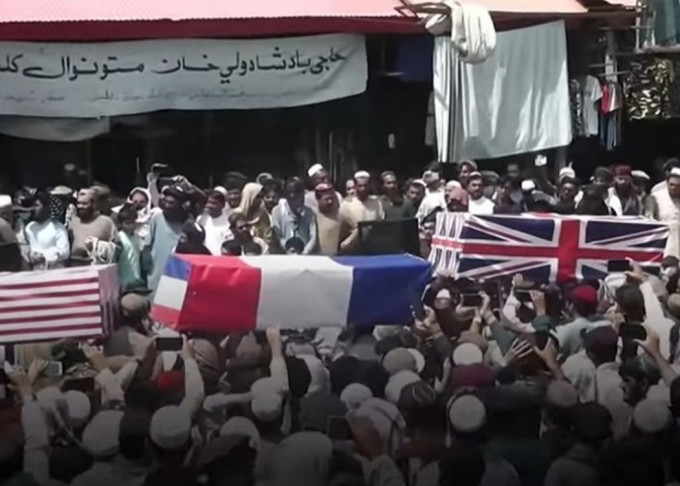 塔利班支持者为北约办「葬礼」。网图