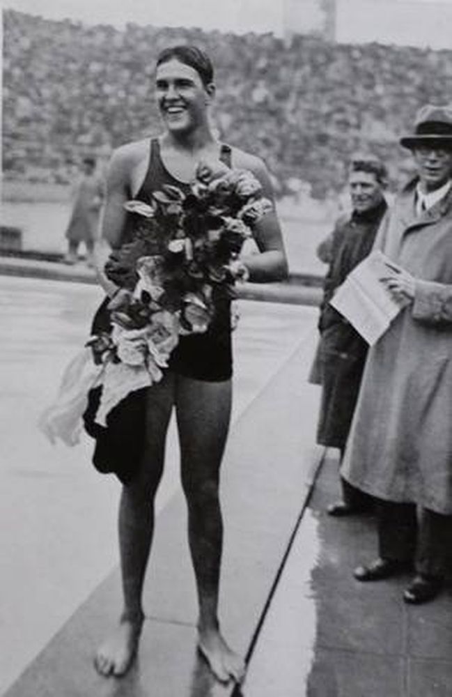 基弗于1936年柏林奥运会上赢得游泳金牌。网图