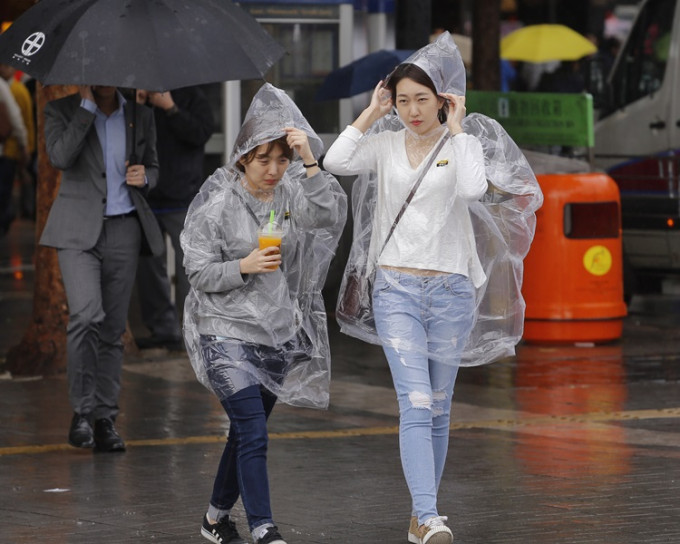 氣旋季風夾擊，周日狂雨最低23℃。資料圖片