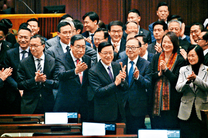 行政长官李家超到立法会，共同见证历史时刻。