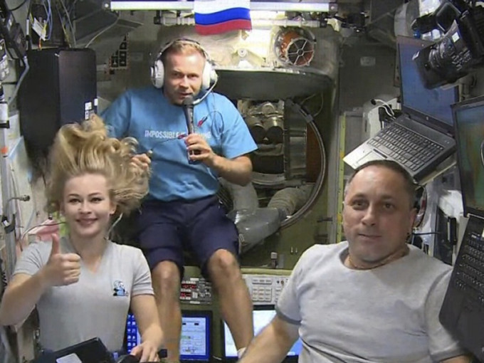 利娅蓓蕾丝(左)与导演等人结束12天太空站外景拍摄。AP