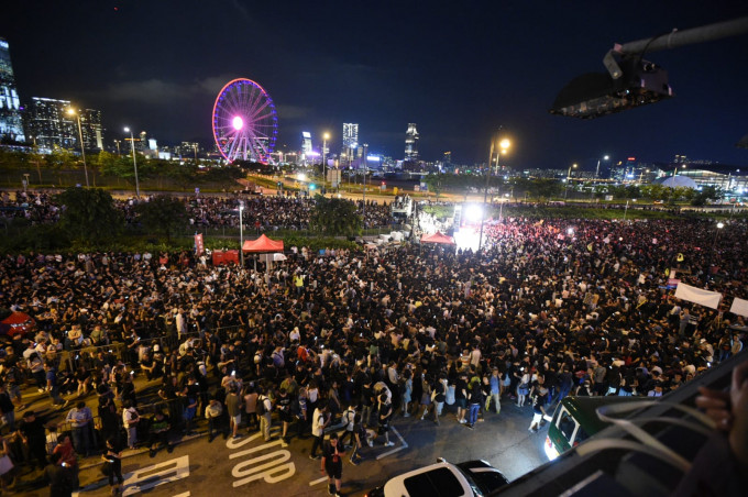 入夜後大批市民聚集。