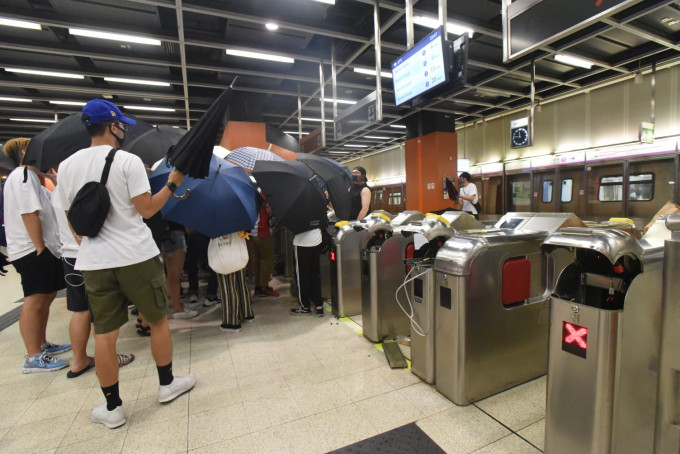 港铁宝琳站昨晚（4日）有示威者聚集。