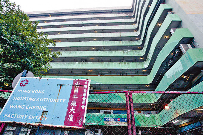 宏昌工廠大廈位於荔枝角道和丹荔街，鄰近港鐵長沙灣站。