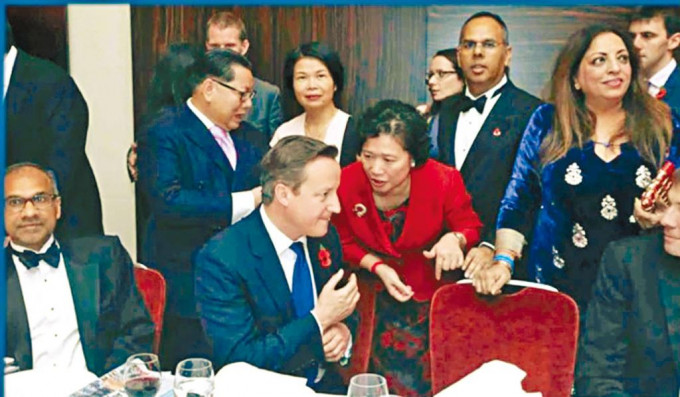 李贞驹（红衣者）曾与前英国首相卡梅伦，参加颁奖礼。