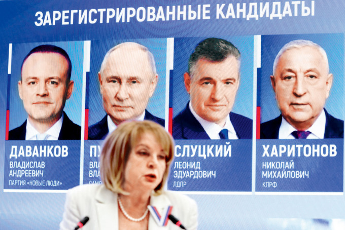 俄中央选举委员会主席帕姆菲洛娃周四发表讲话，其身后是4名总统候选人的海报，除普京外，其他三人都缺乏实力。