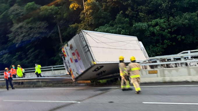 大围城隧公路货车翻侧 消防赶至救援。马路的事 (即时交通资讯台)FB