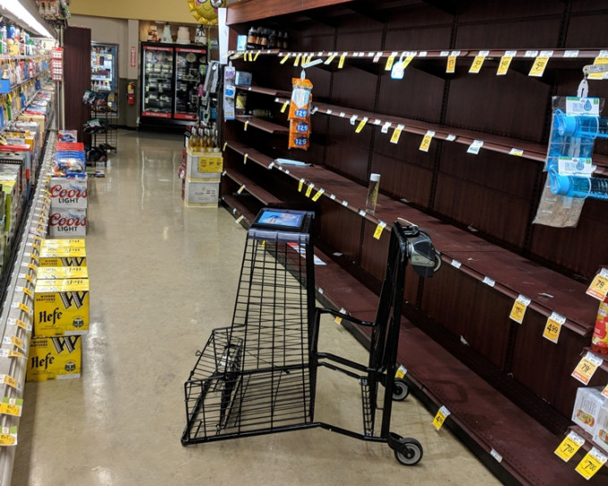 塞勒姆市中心一家超级市场的樽装水被抢购一空。AP