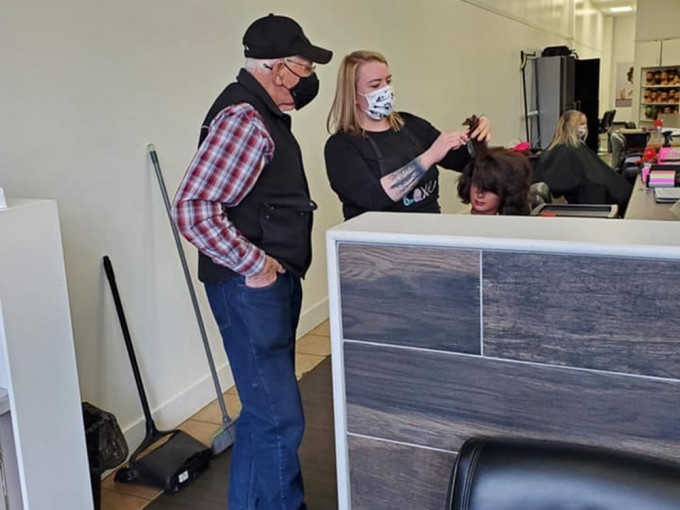 加拿大有一位伯伯为了帮他的妻子卷发，特意到一家发型室向专业发型师学习卷发技巧。Hair Design By Britney Facebook图片