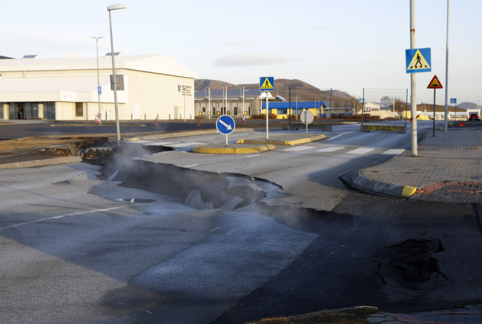 地震令冰岛格林达维克道路损毁。美联社