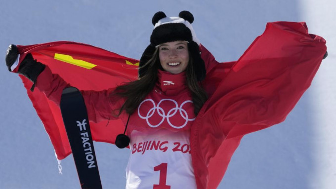 谷愛凌成為雪上項目，中國史上首位單屆贏三枚獎牌的運動員。AP