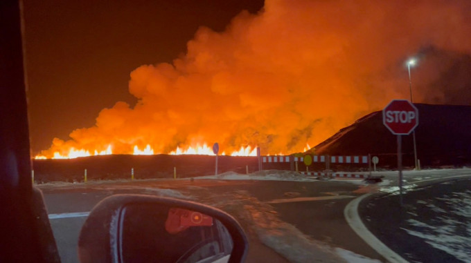 冰島火山再爆發，橙紅岩漿猛烈噴出。路透社