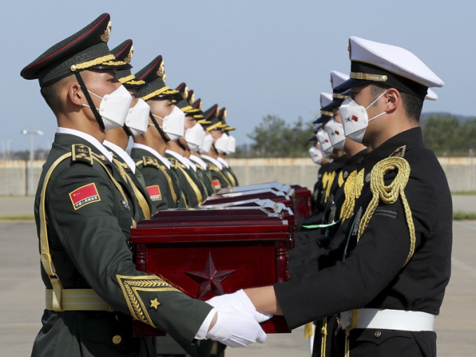 南韩向中国移交117具在韩战中阵亡的中国士兵遗骸。新华社