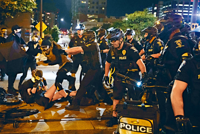 ■共和黨舉行大會的夏洛特市會場附近，上周六爆發反特朗普示威，警方拘捕一名示威者。