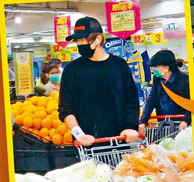 姜濤運動後變身「師奶」入超市掃貨。