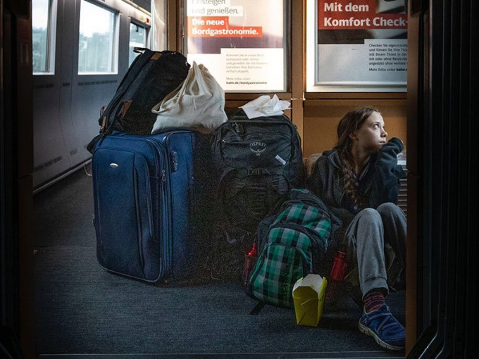 瑞典環保少女通貝里上傳火車坐地板照片，德國鐵路反應過敏，反被網民諷刺。（網圖）