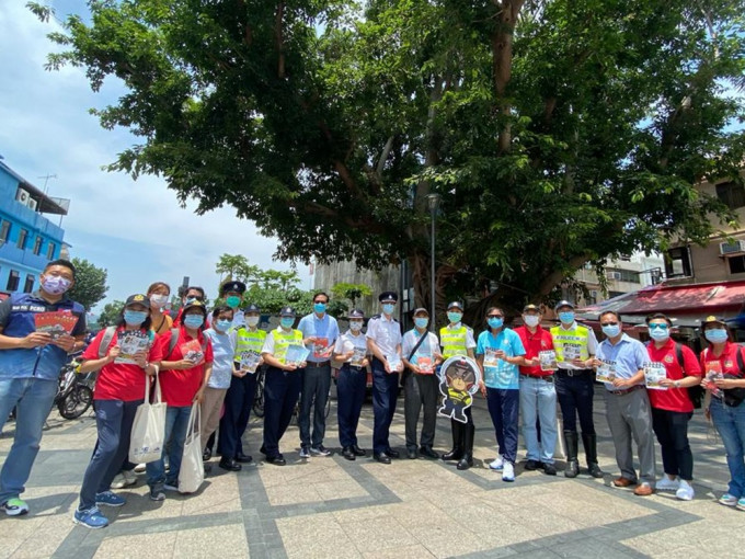 警方分别在长洲、南丫岛及坪洲派发道路安全宣传单张。警方提供