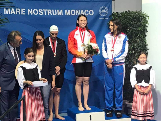 何詩蓓(中)於女子200米自由泳決賽牙利名將賀絲素奪金。相片由港隊提供。