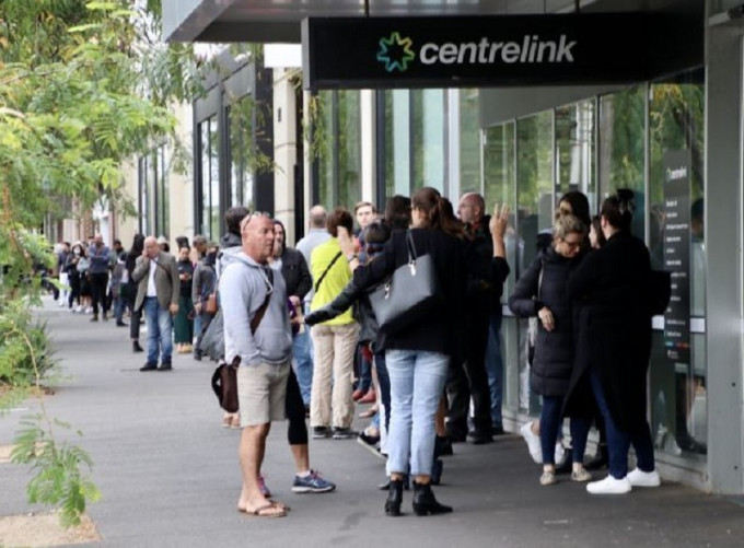 澳洲市民排队领取救济金。网图