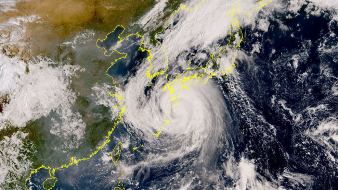 超强台风南玛都集结在鹿儿岛之东南偏南约210公里，移向日本九州一带。日本气象厅
