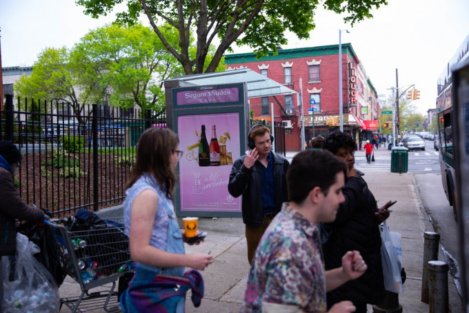 紐約市基於酗酒危害健康，全面禁止在巴士站、報攤、Wi-Fi亭及回收箱等公共設施上售賣酒類廣告。 網上圖片