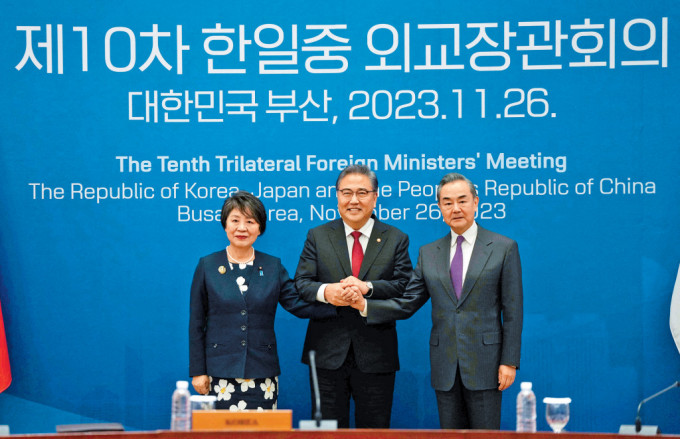 日本外務大臣上川陽子（左）、南韓外長朴振（中）及中國外長王毅（右）。