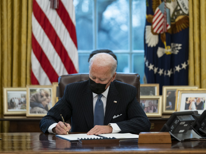 拜登在白宮橢圓形辦公室簽署行政命令允許跨性別人士參軍。AP圖片