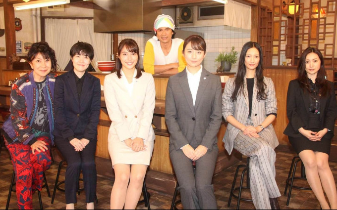 《七人的秘書》由（左起）室井滋、沈恩京、廣瀨愛麗絲、江口洋介、木村文乃、菜菜緒、大島優子擔演。