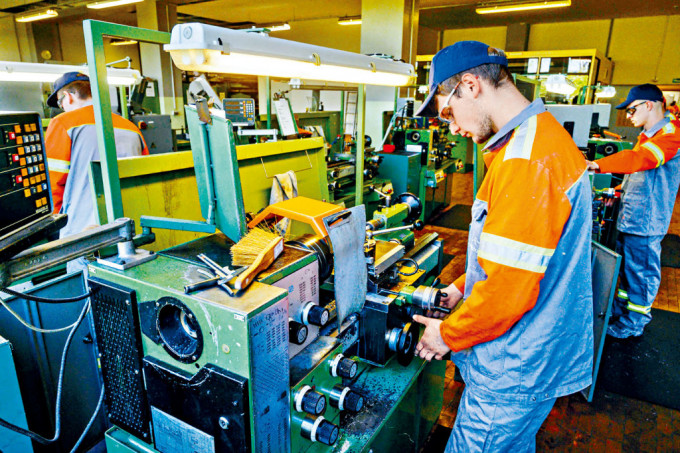 德国钢铁业技术劳工短缺严重。图为学徒在德东厂房工作。