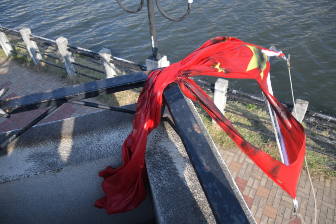 沙田示威中，五星紅旗被掉進城門河。