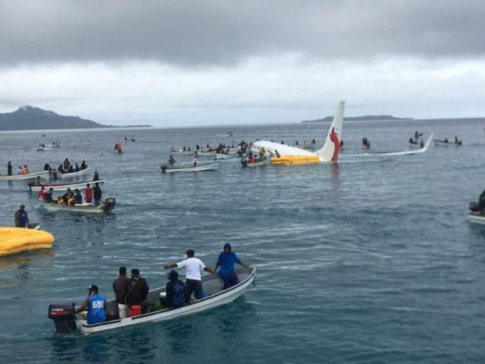 新几内亚航空PX073航班坠海，机上47人皆安全获救。（网图）