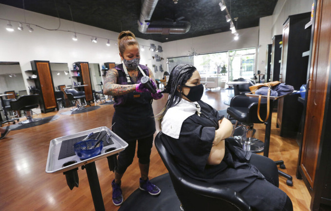 加州批准理发店恢复营业。AP