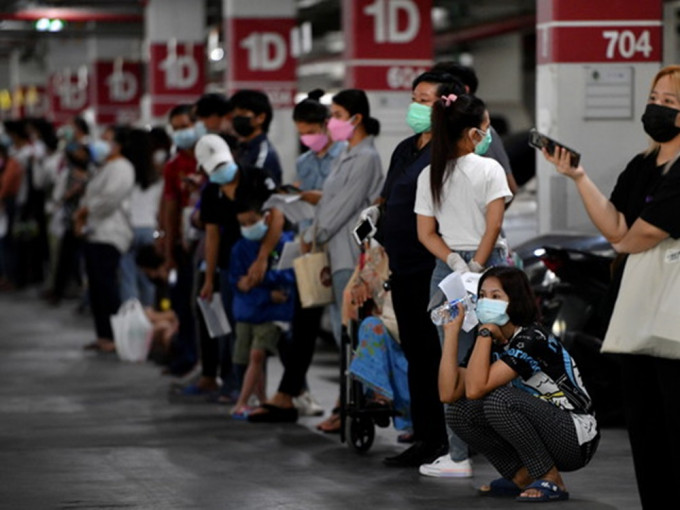 曼谷大批民眾等候接受檢測。路透社圖片