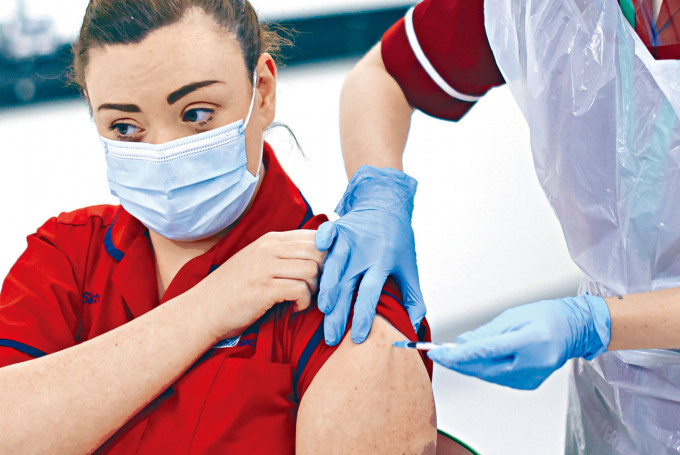 ■北愛爾蘭一名護士去年底接種輝瑞疫苗。