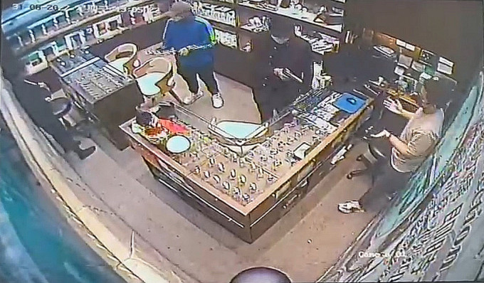 劫案過程被錶店的CCTV拍下。 資料圖片