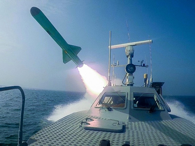 伊朗军演模拟攻击美军航空母舰。AP