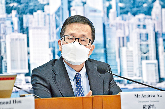 歐錫熊表示，預計香港經濟於今年下半年將會隨着疫苗接種普及有所回升。