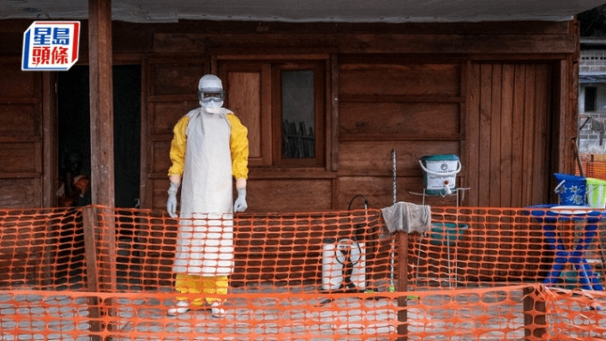 ●伊波拉病毒的传染力极高，医护人员与患者接触时，需要穿上全套保护装备及严格遵守防感染措施。@MSF