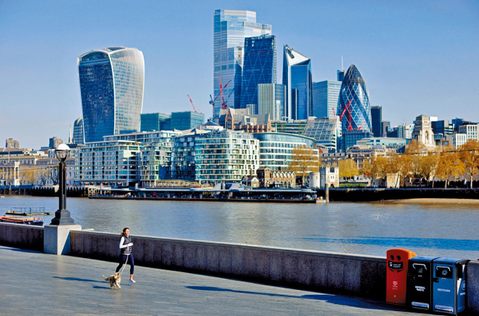 倫敦金融區附近有民眾在河邊緩步跑。