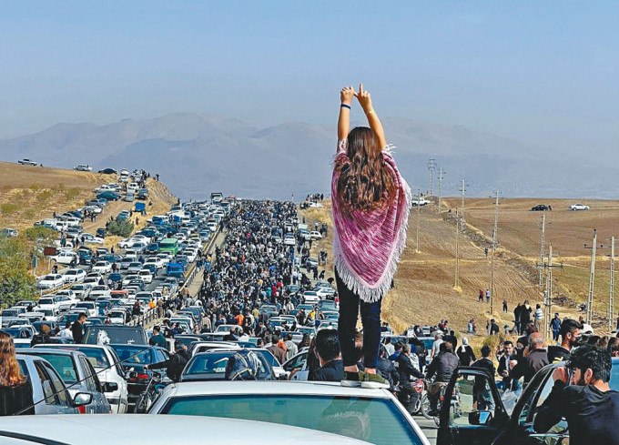 伊朗民眾十月在西部參加反頭巾集會。